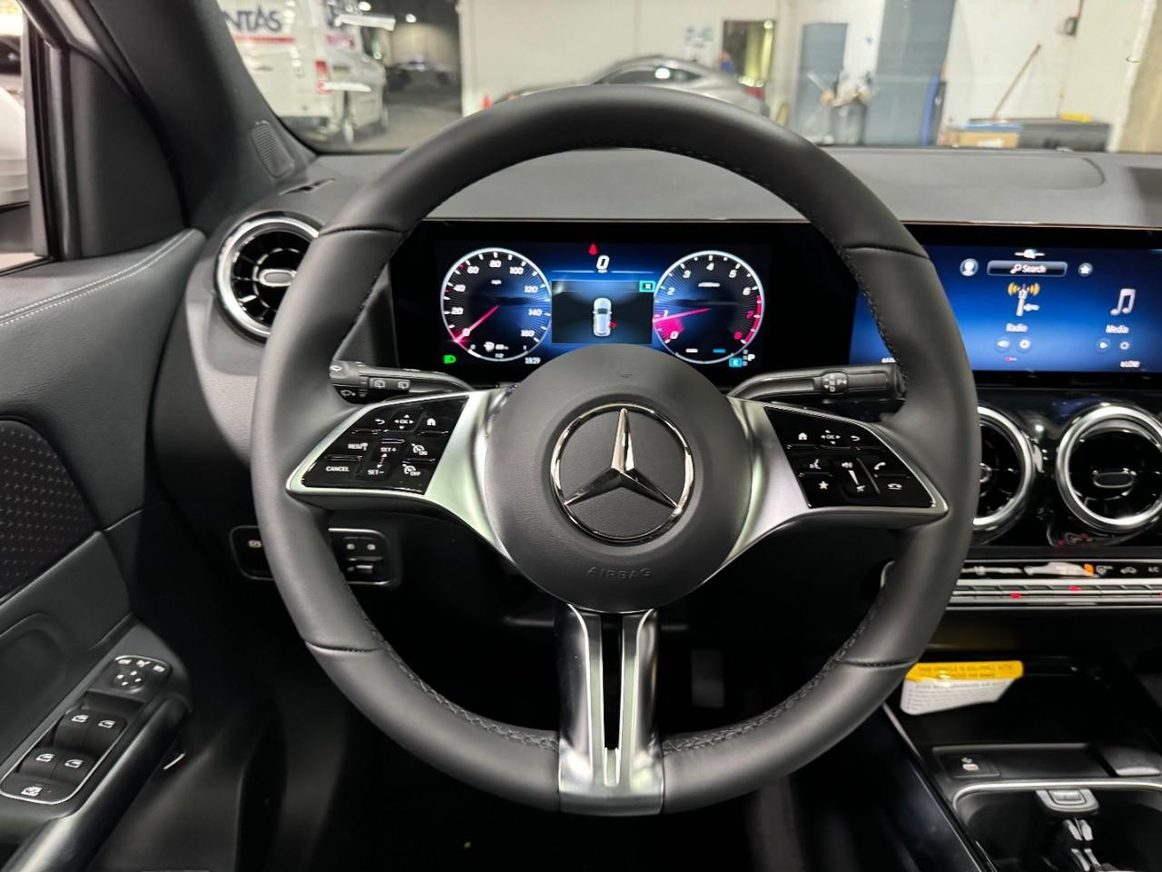 Mercedes-Benz GLA Vehicle Full-screen Gallery Image 13