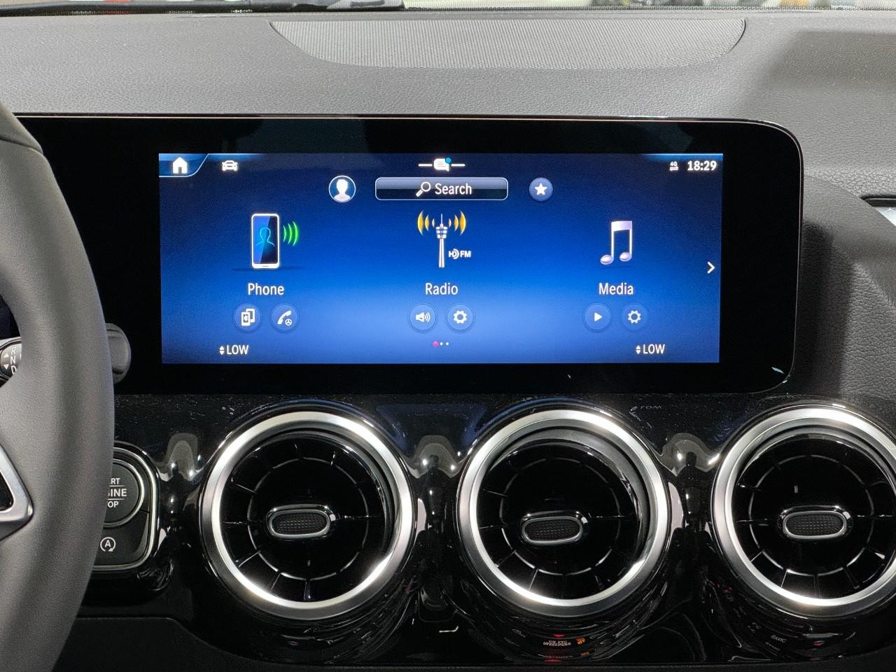 Mercedes-Benz GLA Vehicle Full-screen Gallery Image 14