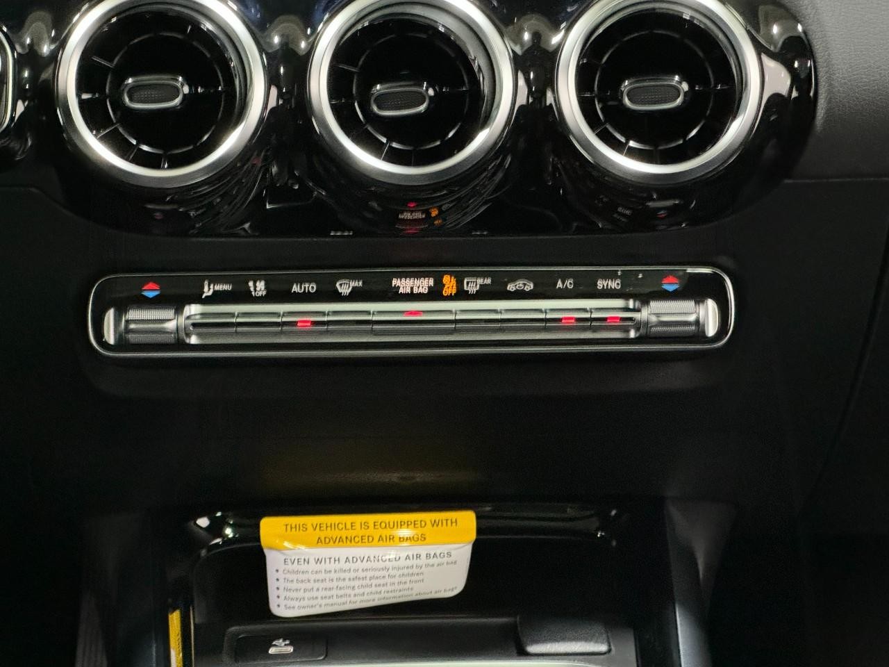 Mercedes-Benz GLA Vehicle Full-screen Gallery Image 15