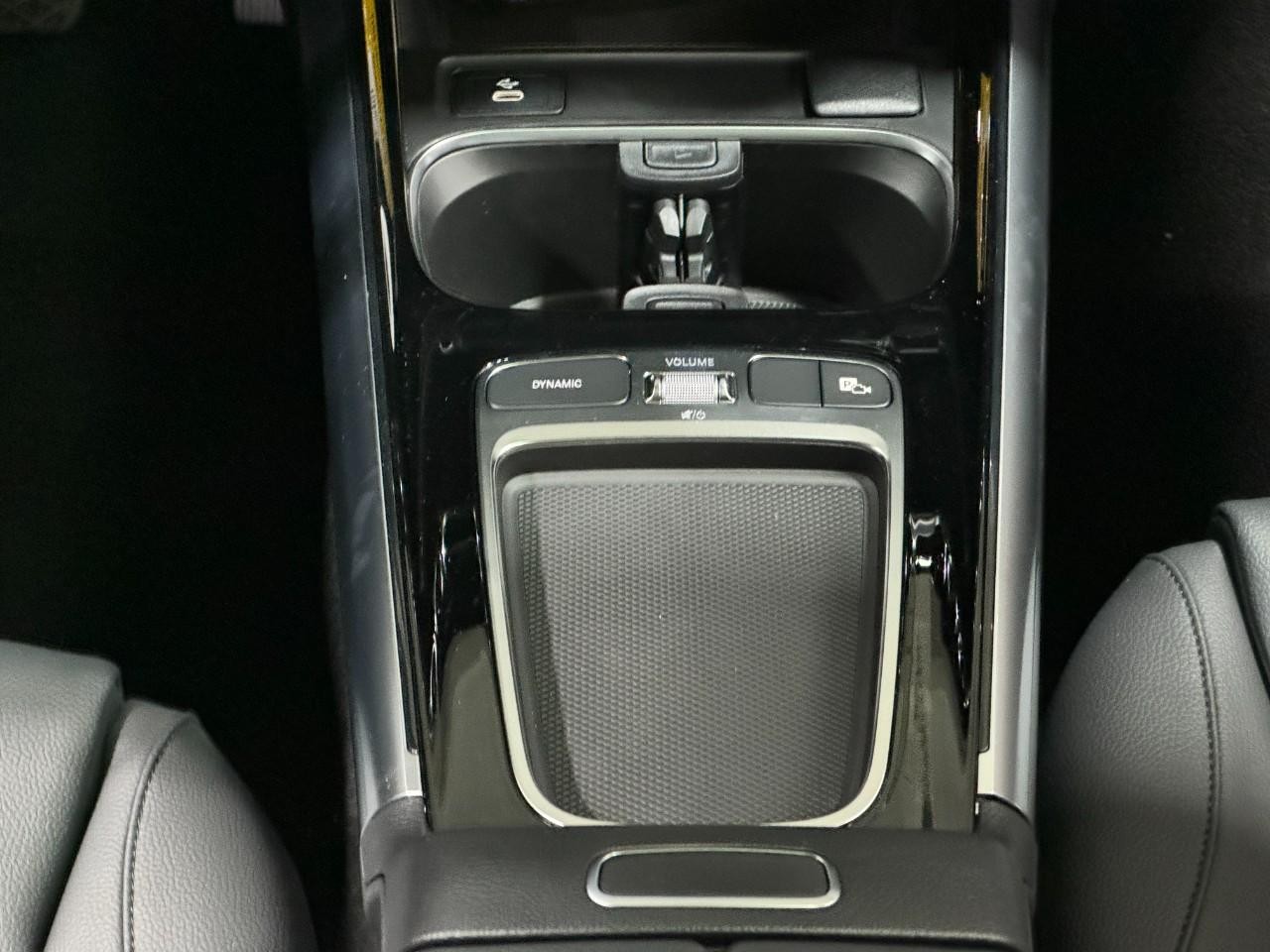 Mercedes-Benz GLA Vehicle Full-screen Gallery Image 16