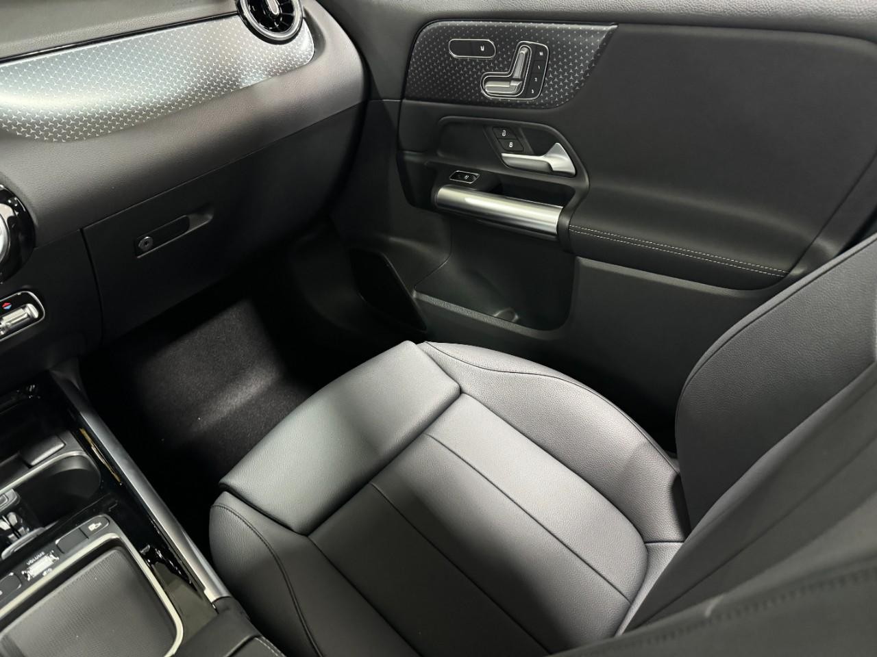 Mercedes-Benz GLA Vehicle Full-screen Gallery Image 17