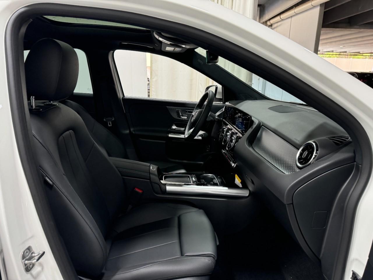 Mercedes-Benz GLA Vehicle Full-screen Gallery Image 18