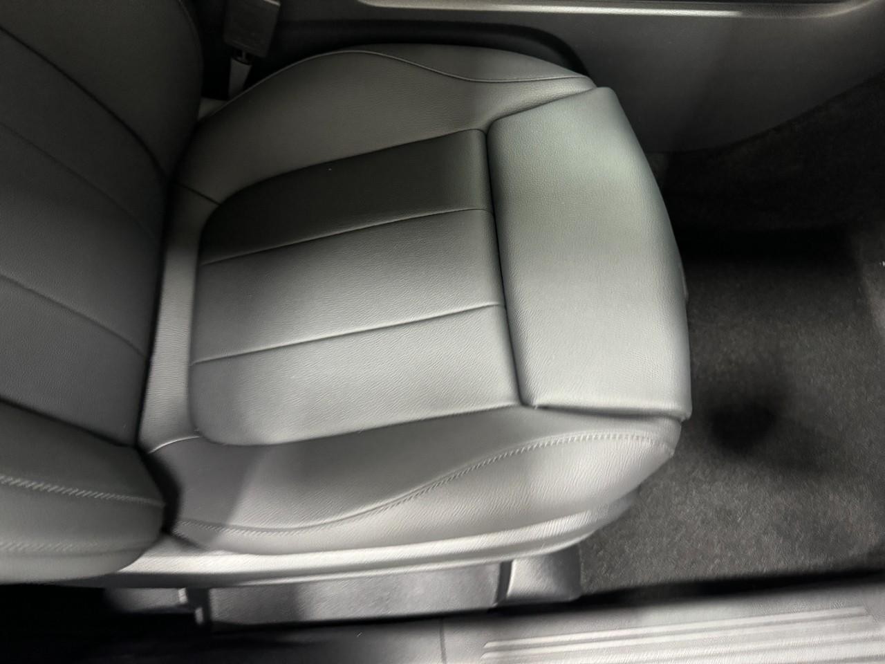 Mercedes-Benz GLA Vehicle Full-screen Gallery Image 19