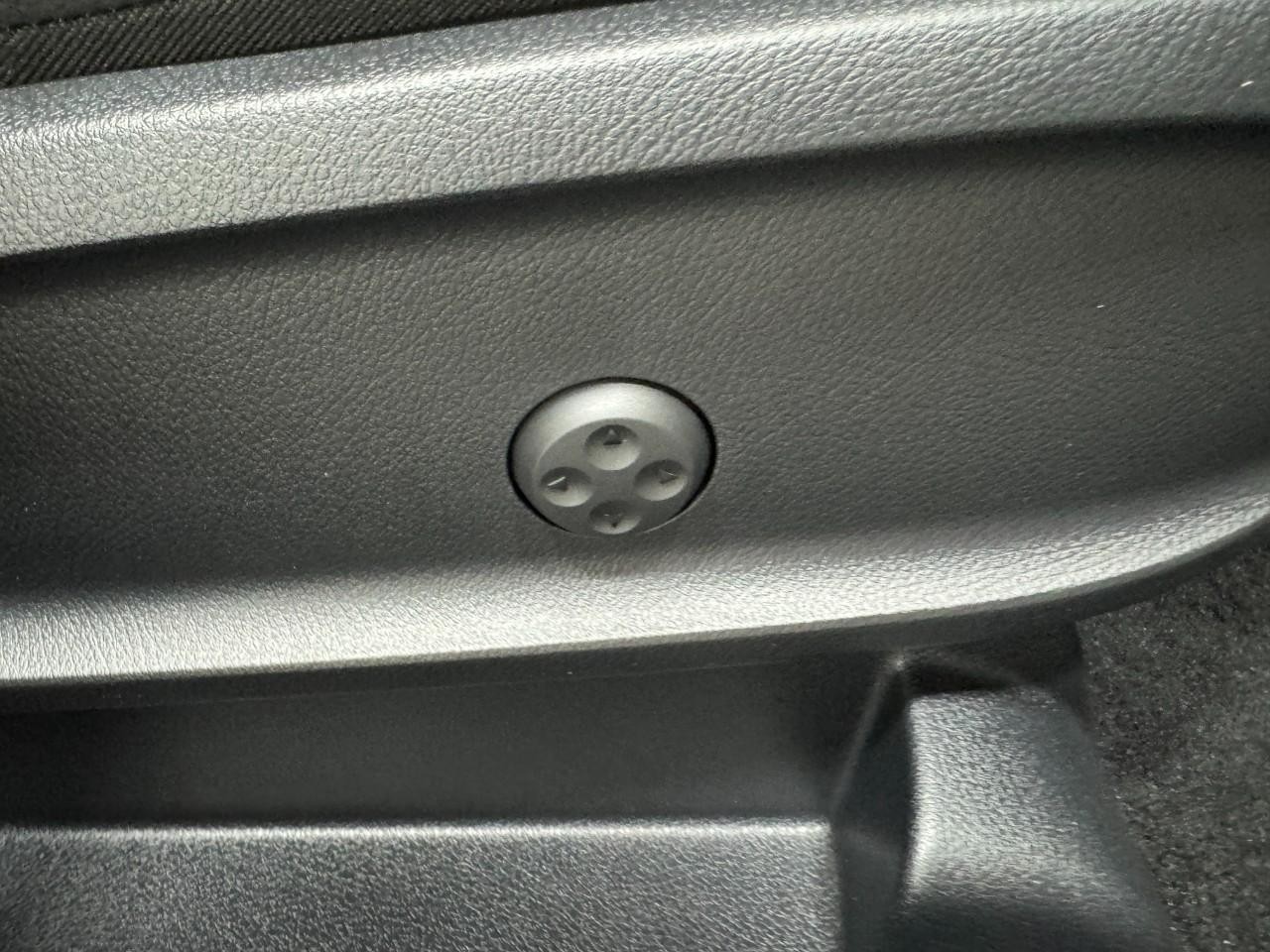 Mercedes-Benz GLA Vehicle Full-screen Gallery Image 20