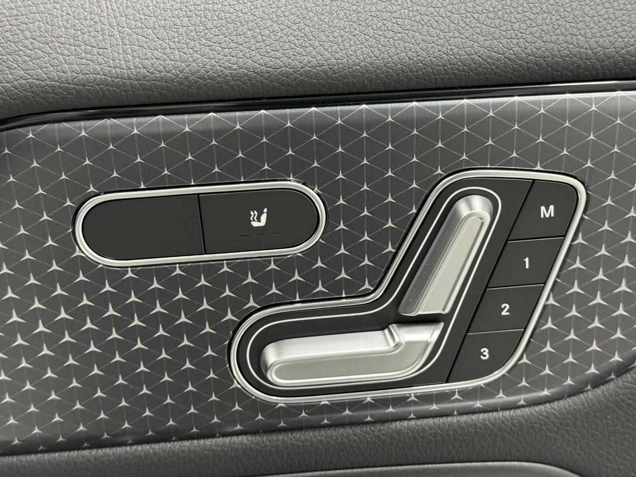 Mercedes-Benz GLA Vehicle Full-screen Gallery Image 21