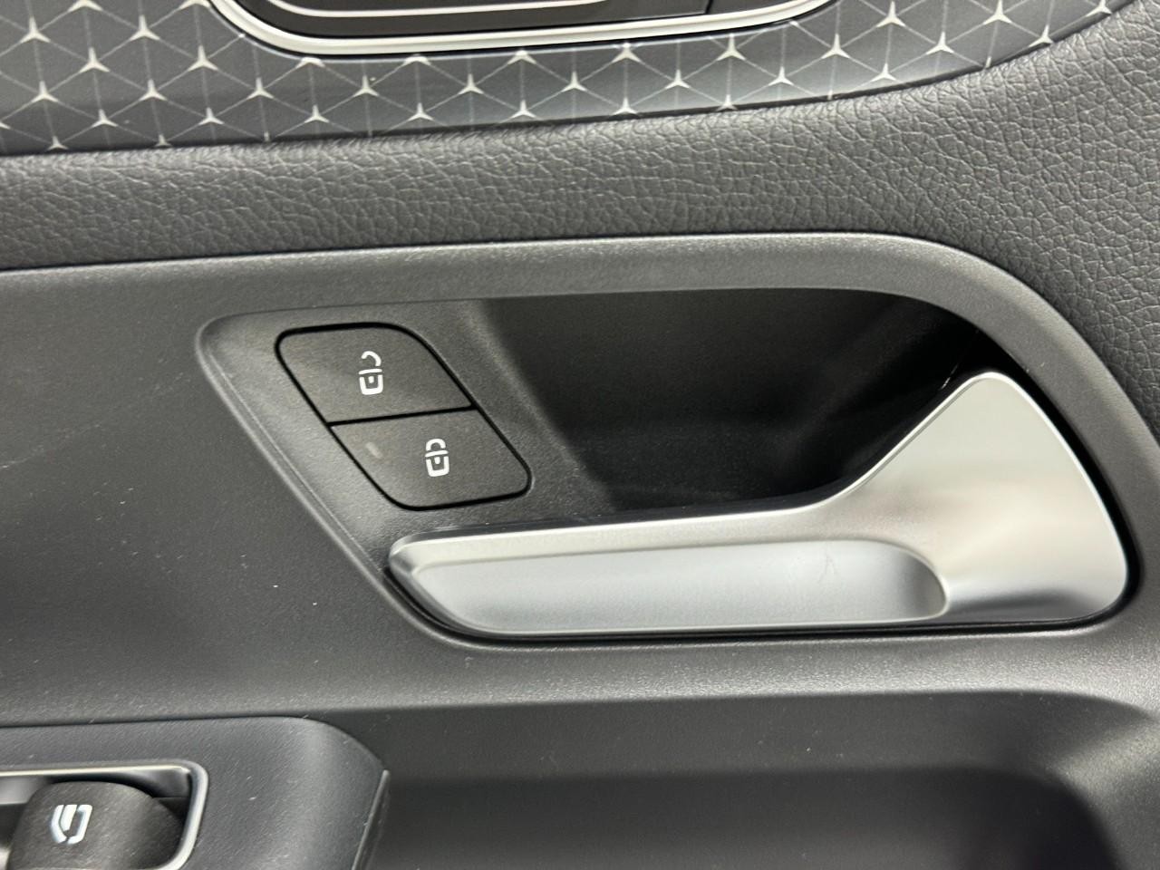 Mercedes-Benz GLA Vehicle Full-screen Gallery Image 22