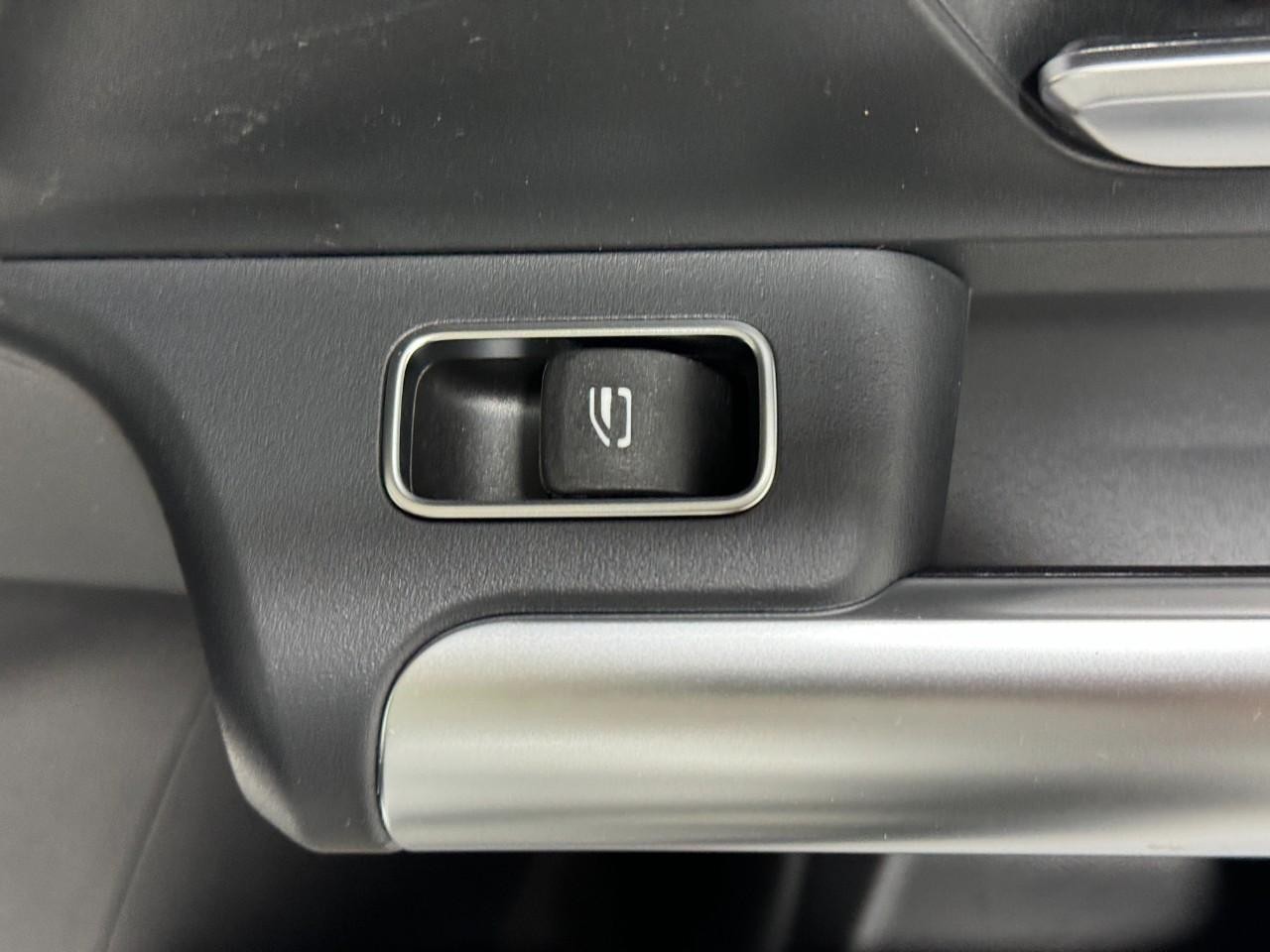 Mercedes-Benz GLA Vehicle Full-screen Gallery Image 23