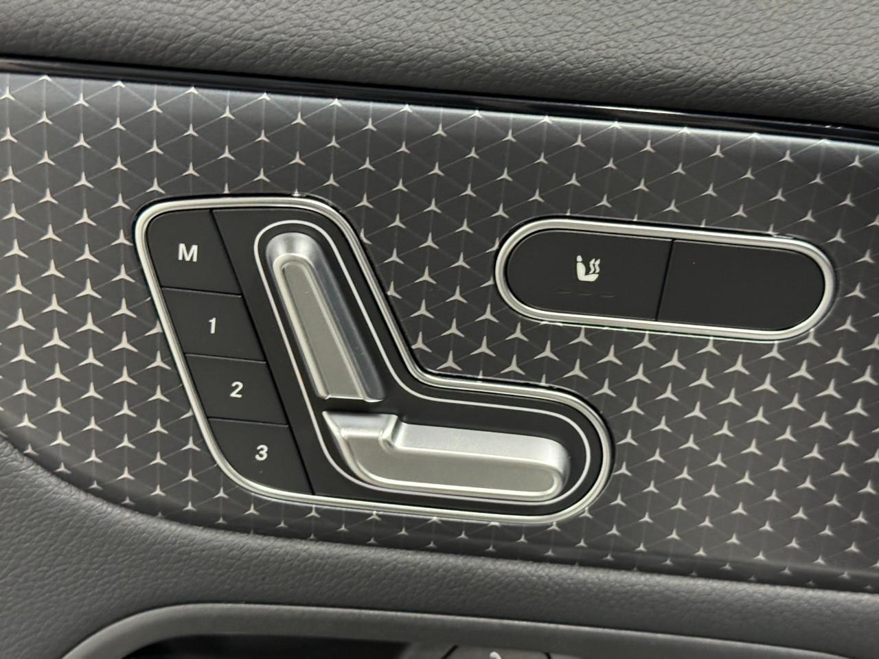 Mercedes-Benz GLA Vehicle Full-screen Gallery Image 24