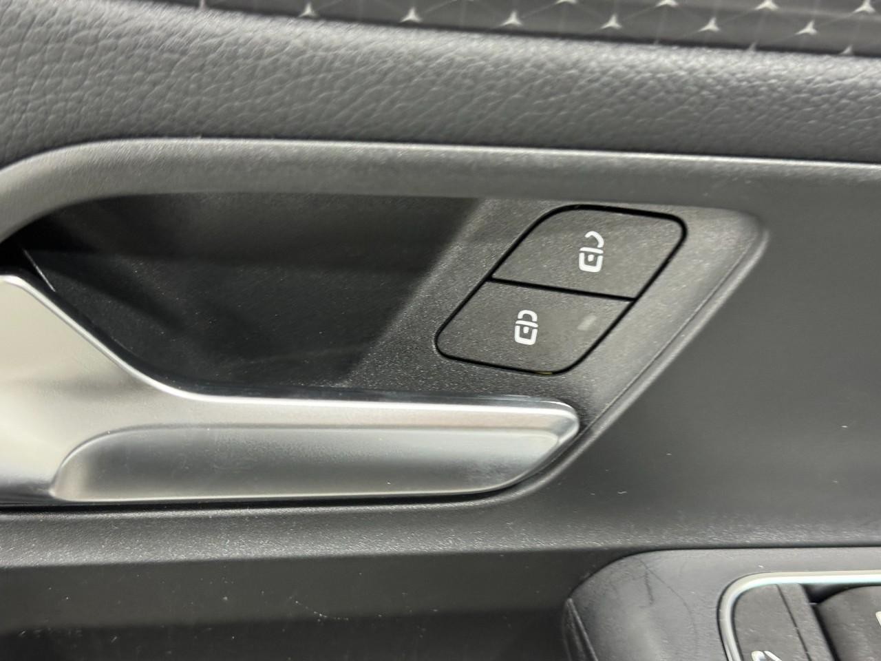 Mercedes-Benz GLA Vehicle Full-screen Gallery Image 25