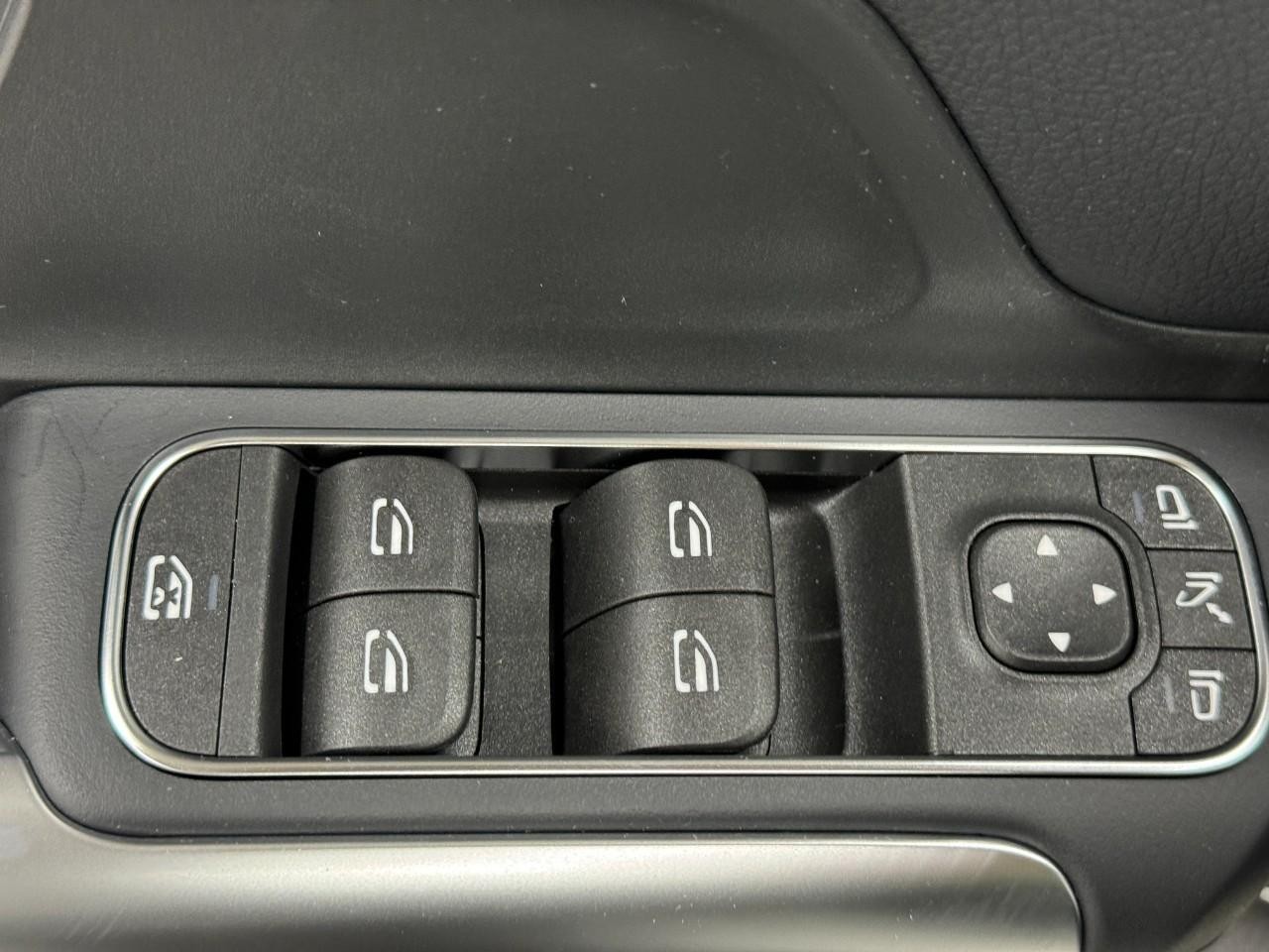 Mercedes-Benz GLA Vehicle Full-screen Gallery Image 26