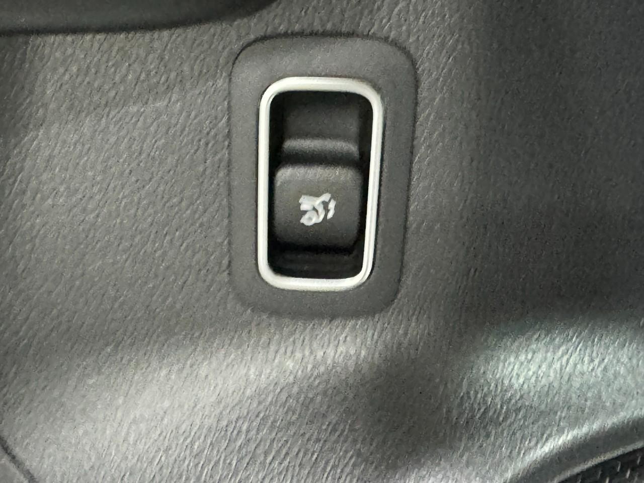 Mercedes-Benz GLA Vehicle Full-screen Gallery Image 27