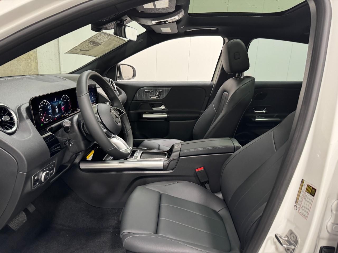 Mercedes-Benz GLA Vehicle Full-screen Gallery Image 28