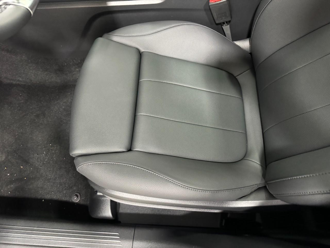 Mercedes-Benz GLA Vehicle Full-screen Gallery Image 29