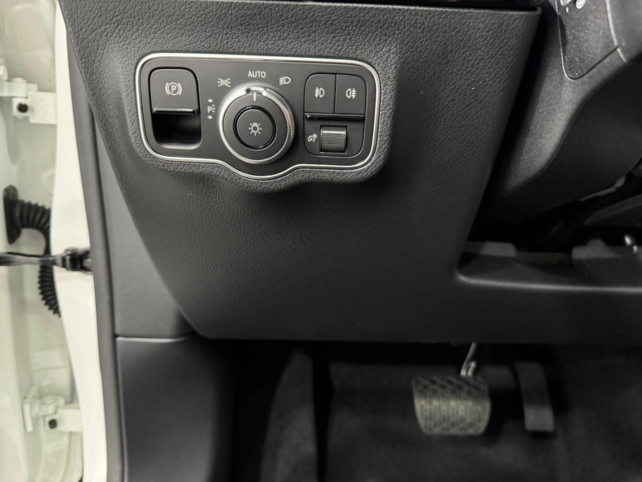 Mercedes-Benz GLA Vehicle Full-screen Gallery Image 30