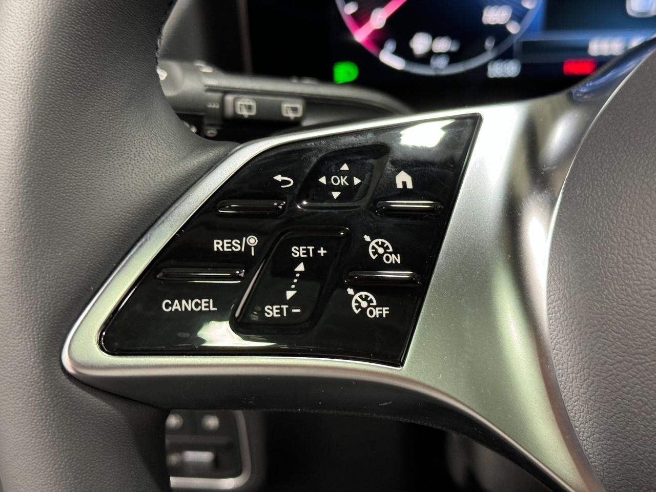 Mercedes-Benz GLA Vehicle Full-screen Gallery Image 31