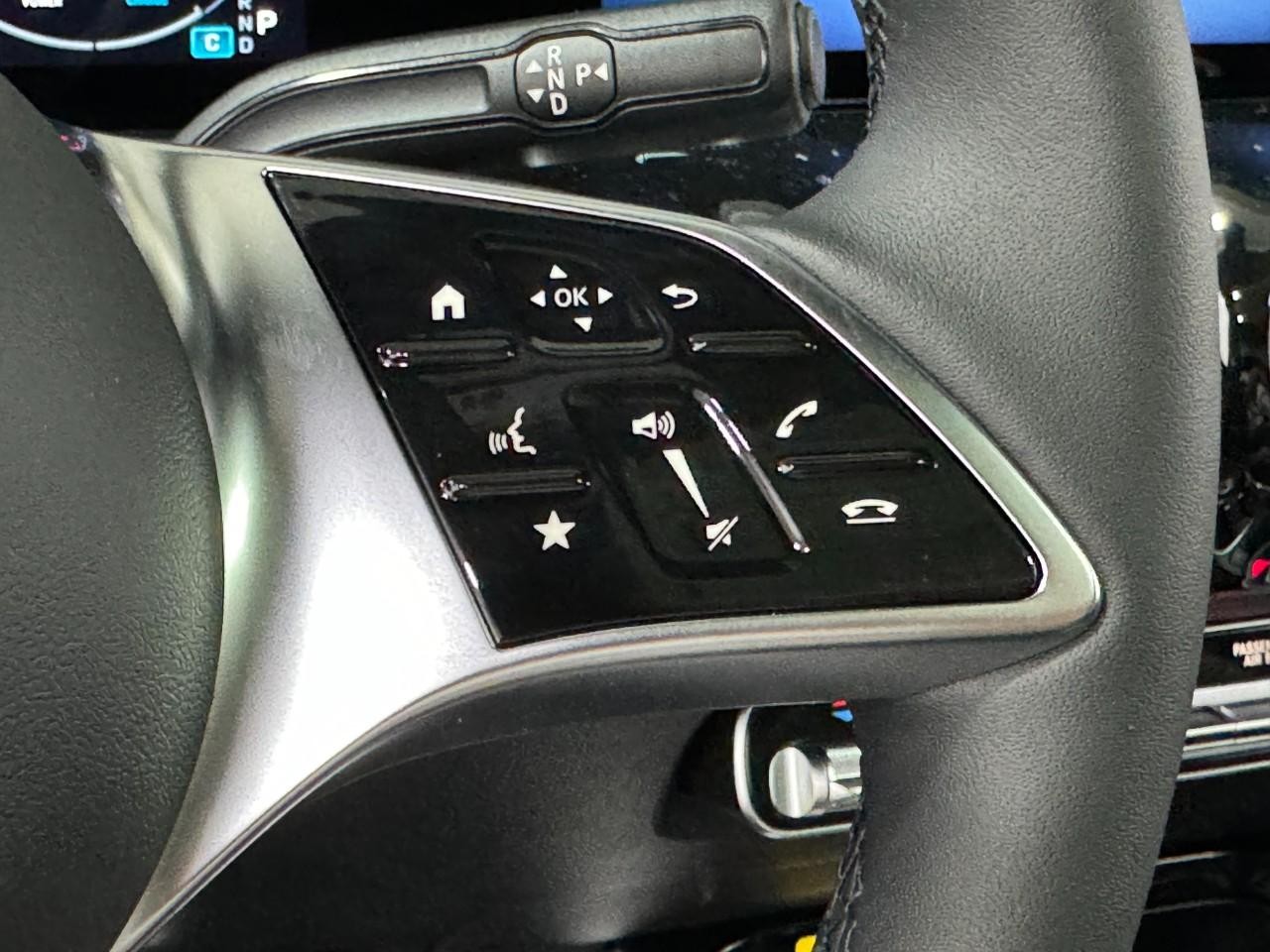 Mercedes-Benz GLA Vehicle Full-screen Gallery Image 32