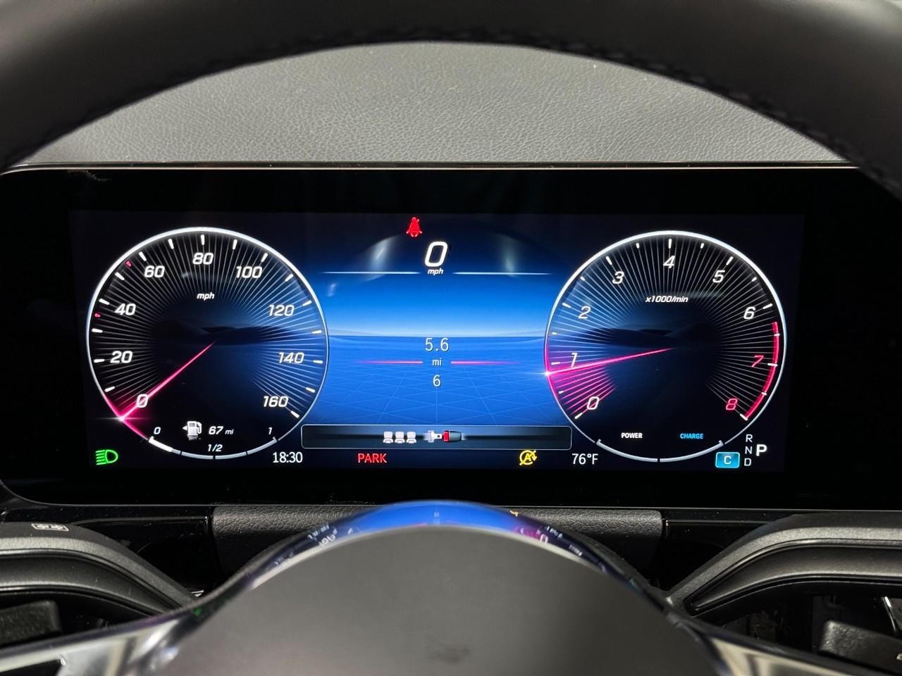 Mercedes-Benz GLA Vehicle Full-screen Gallery Image 33