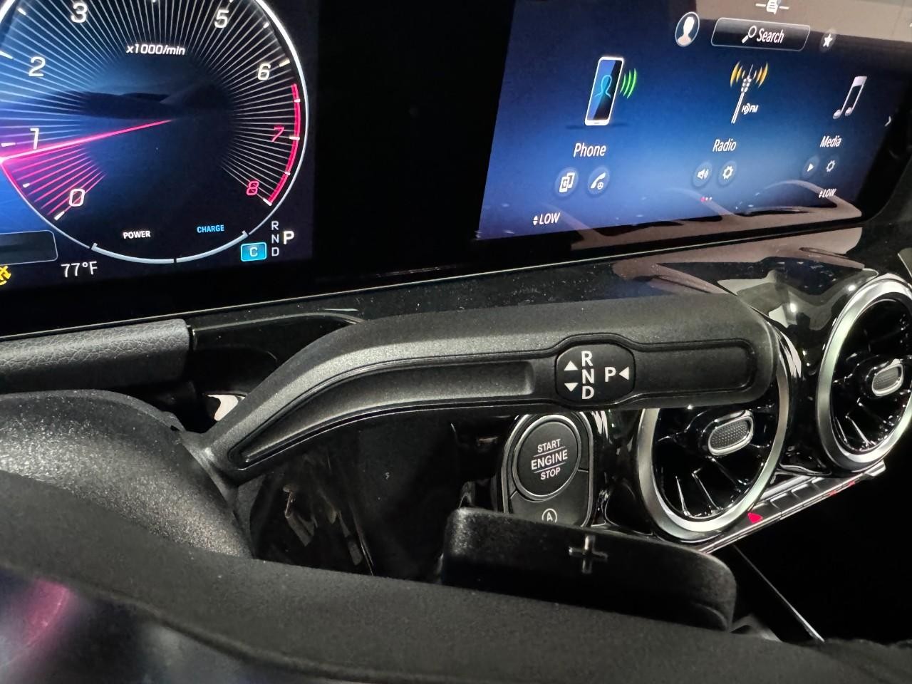 Mercedes-Benz GLA Vehicle Full-screen Gallery Image 34