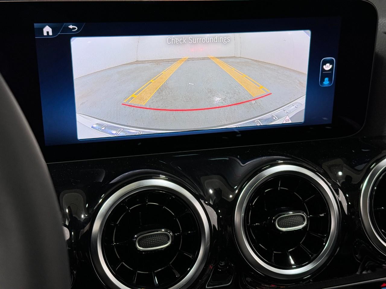 Mercedes-Benz GLA Vehicle Full-screen Gallery Image 35