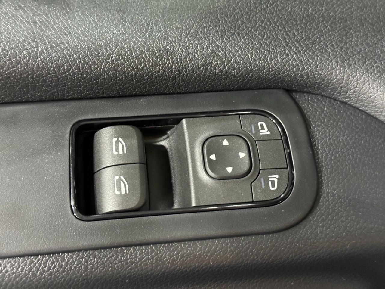 Mercedes-Benz Sprinter Cargo Van Vehicle Full-screen Gallery Image 21