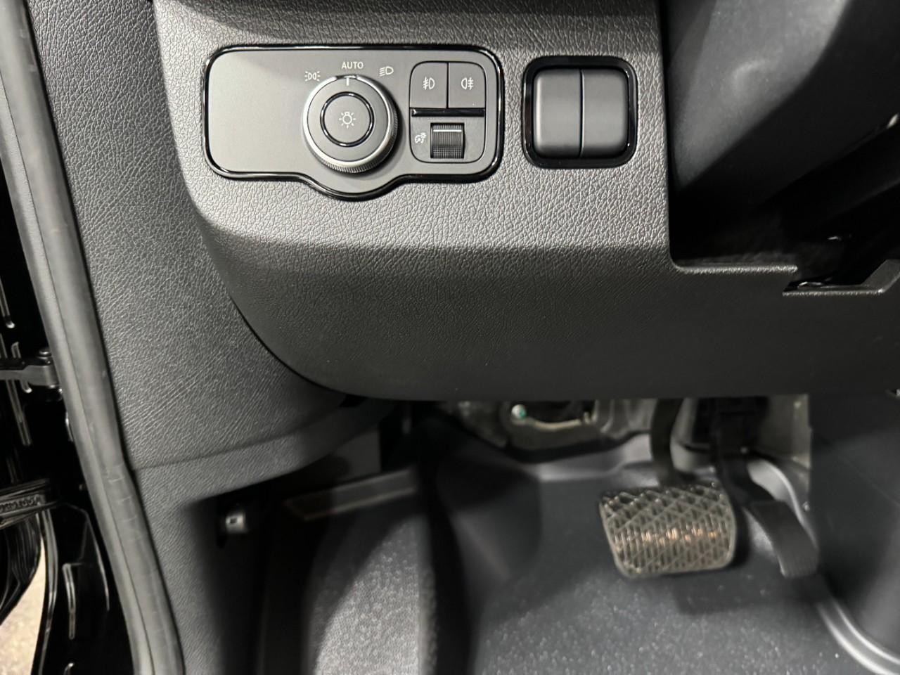 Mercedes-Benz Sprinter Cargo Van Vehicle Full-screen Gallery Image 27