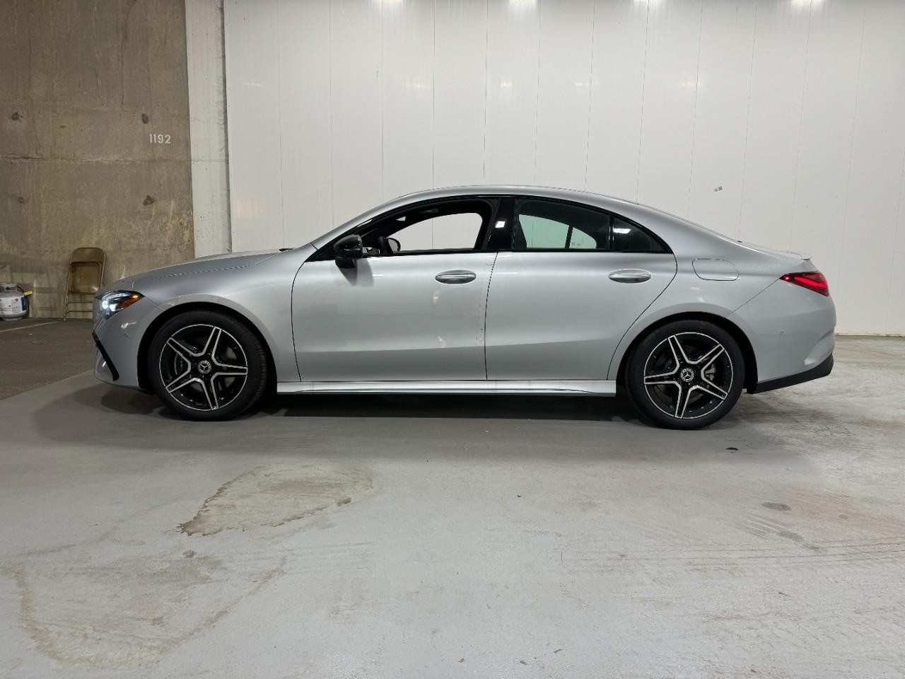 Mercedes-Benz CLA Vehicle Full-screen Gallery Image 2