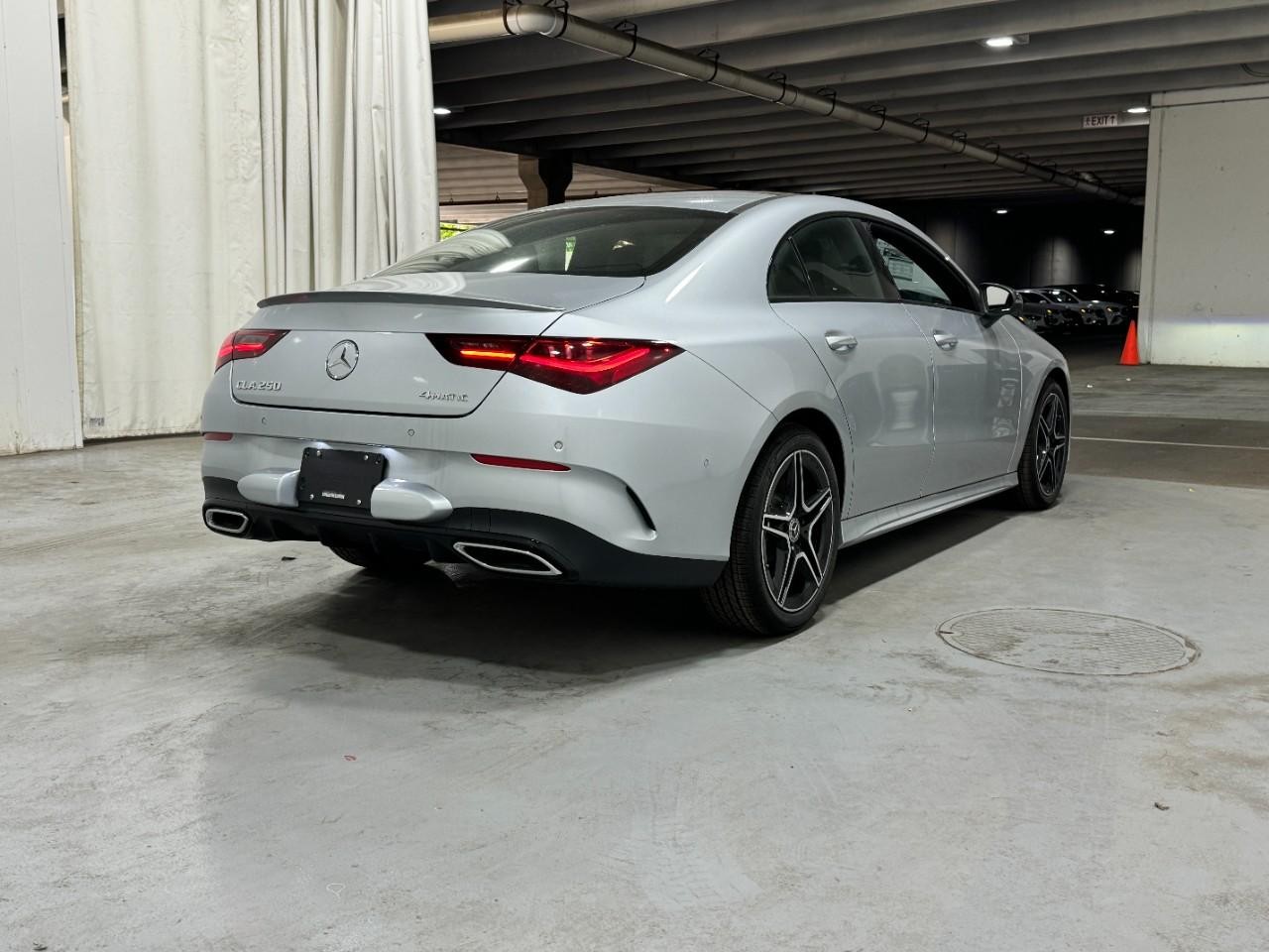 Mercedes-Benz CLA Vehicle Full-screen Gallery Image 4