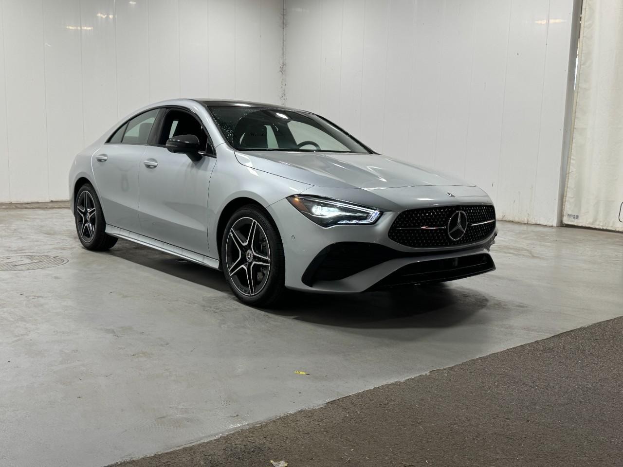 Mercedes-Benz CLA Vehicle Full-screen Gallery Image 6