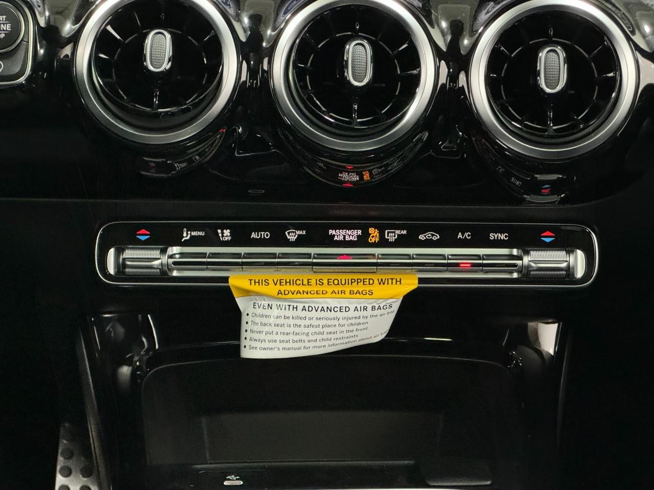 Mercedes-Benz CLA Vehicle Full-screen Gallery Image 15