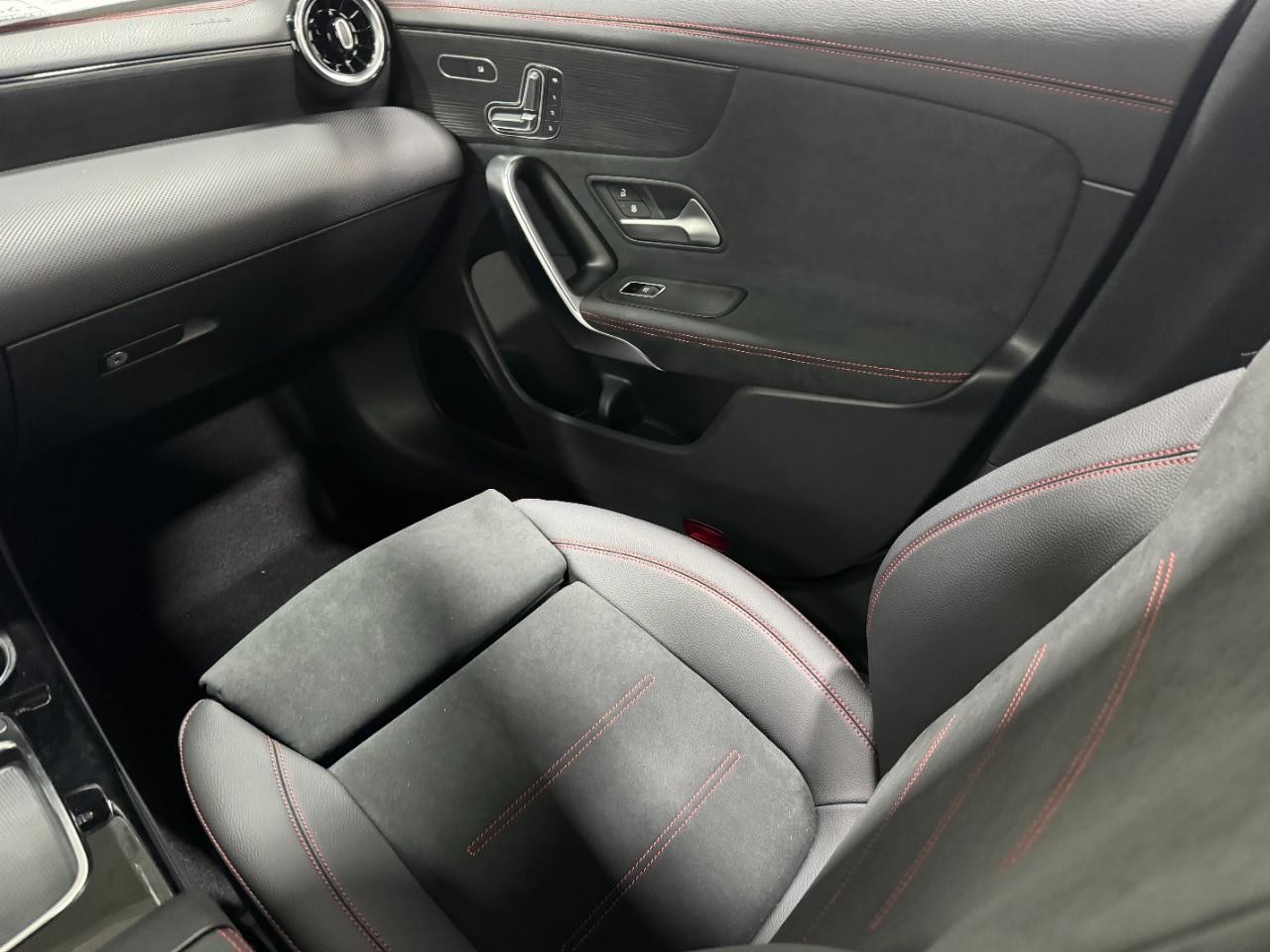 Mercedes-Benz CLA Vehicle Full-screen Gallery Image 17