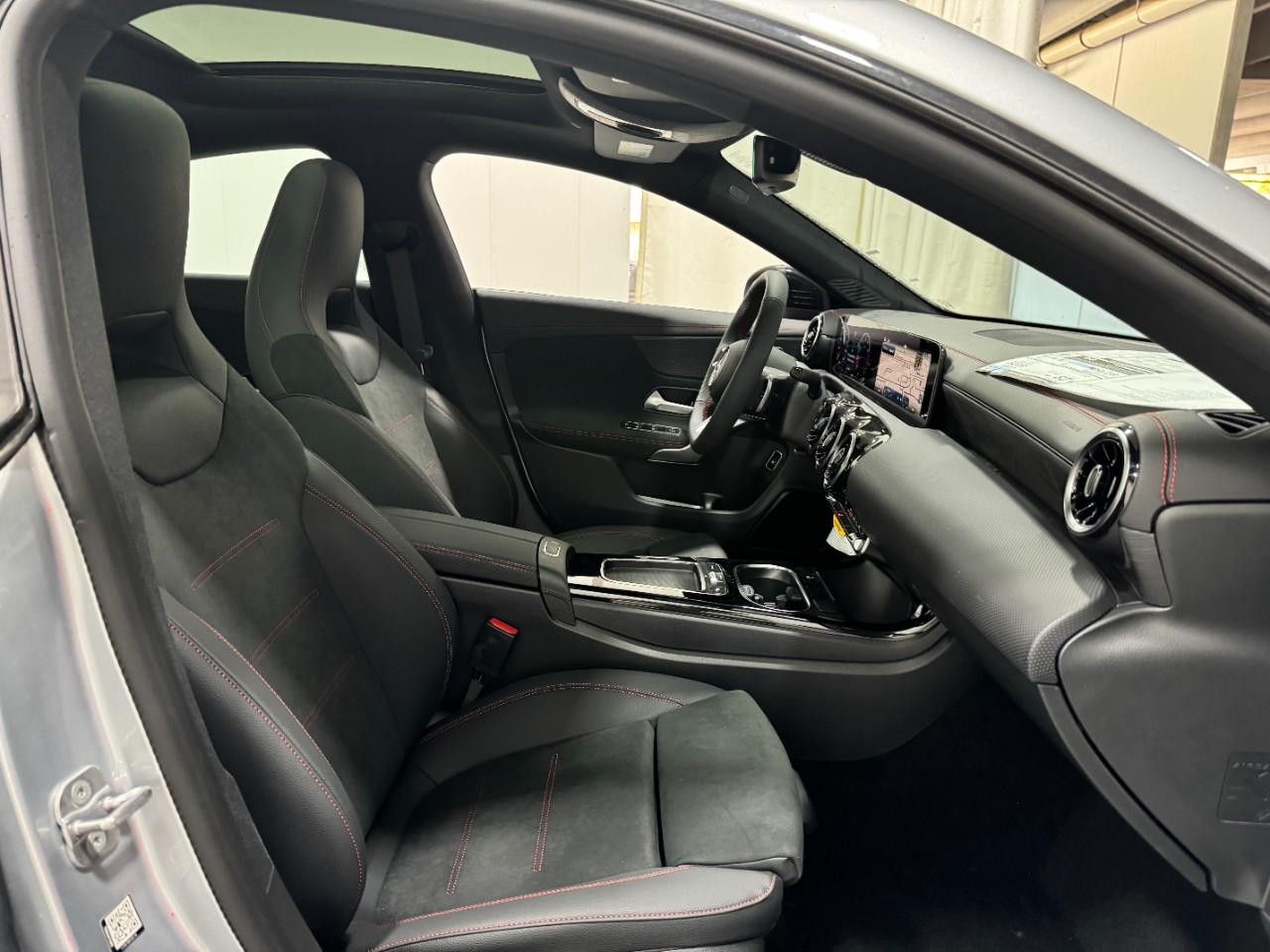 Mercedes-Benz CLA Vehicle Full-screen Gallery Image 18