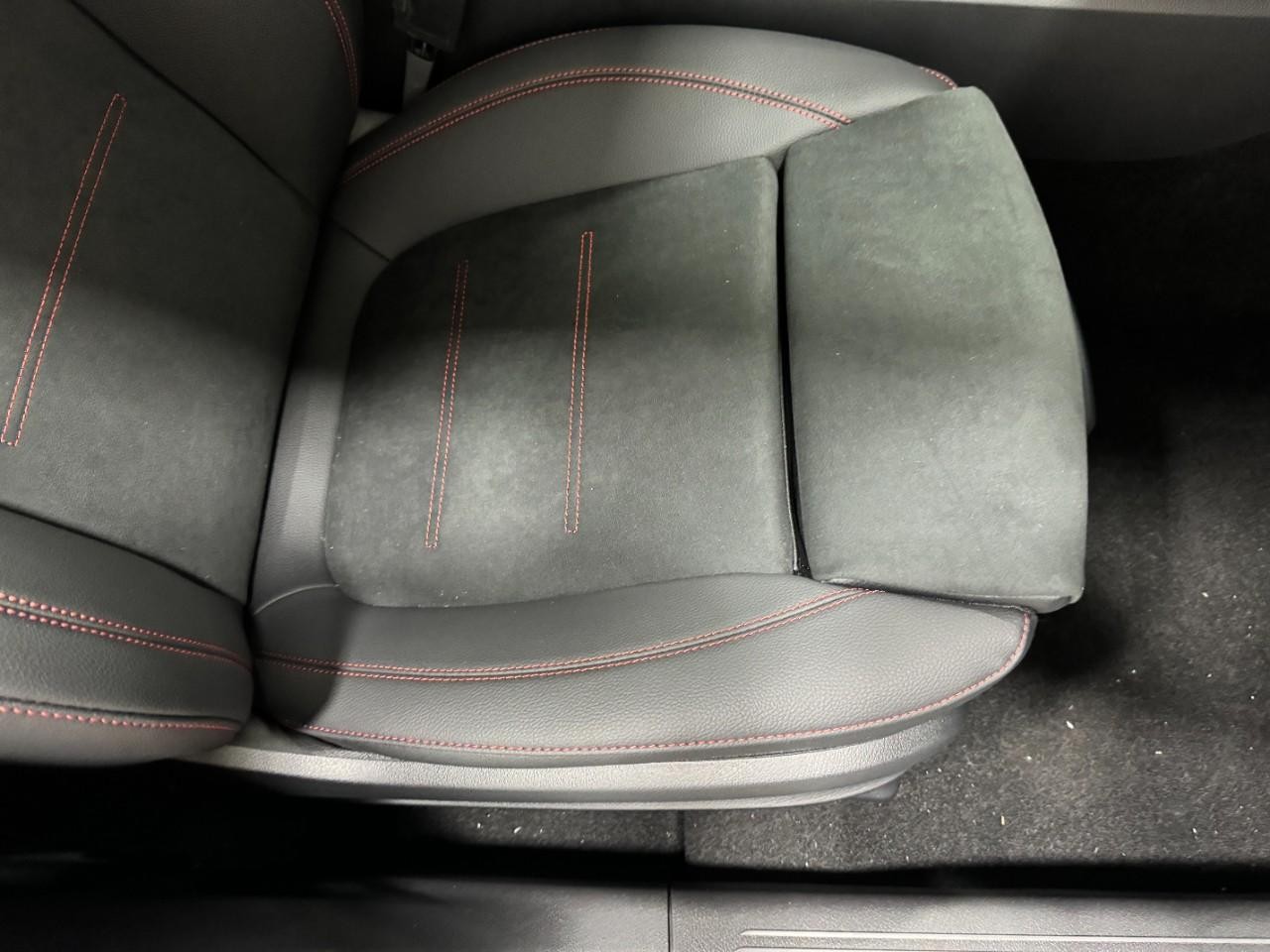 Mercedes-Benz CLA Vehicle Full-screen Gallery Image 19