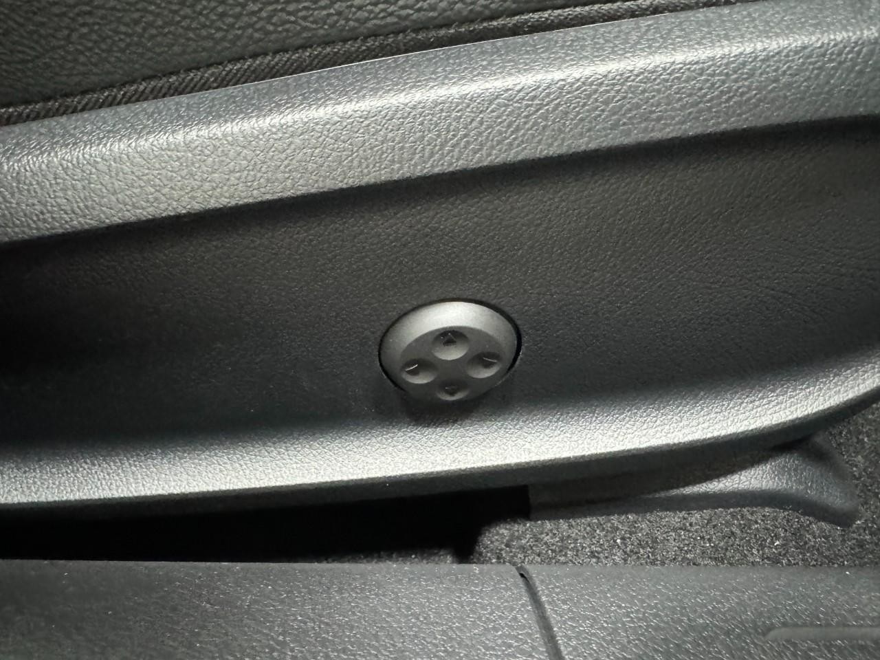 Mercedes-Benz CLA Vehicle Full-screen Gallery Image 20