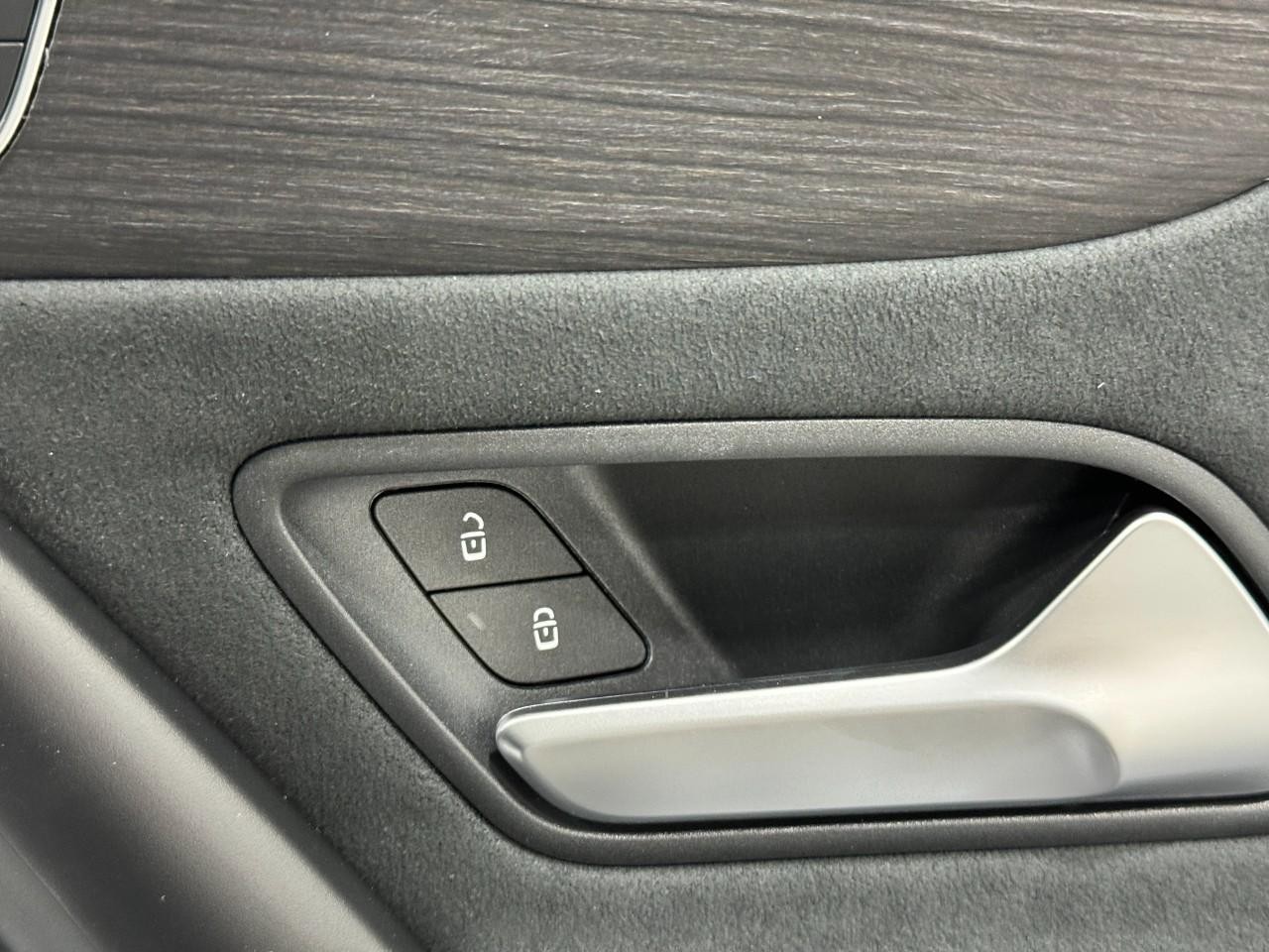 Mercedes-Benz CLA Vehicle Full-screen Gallery Image 22