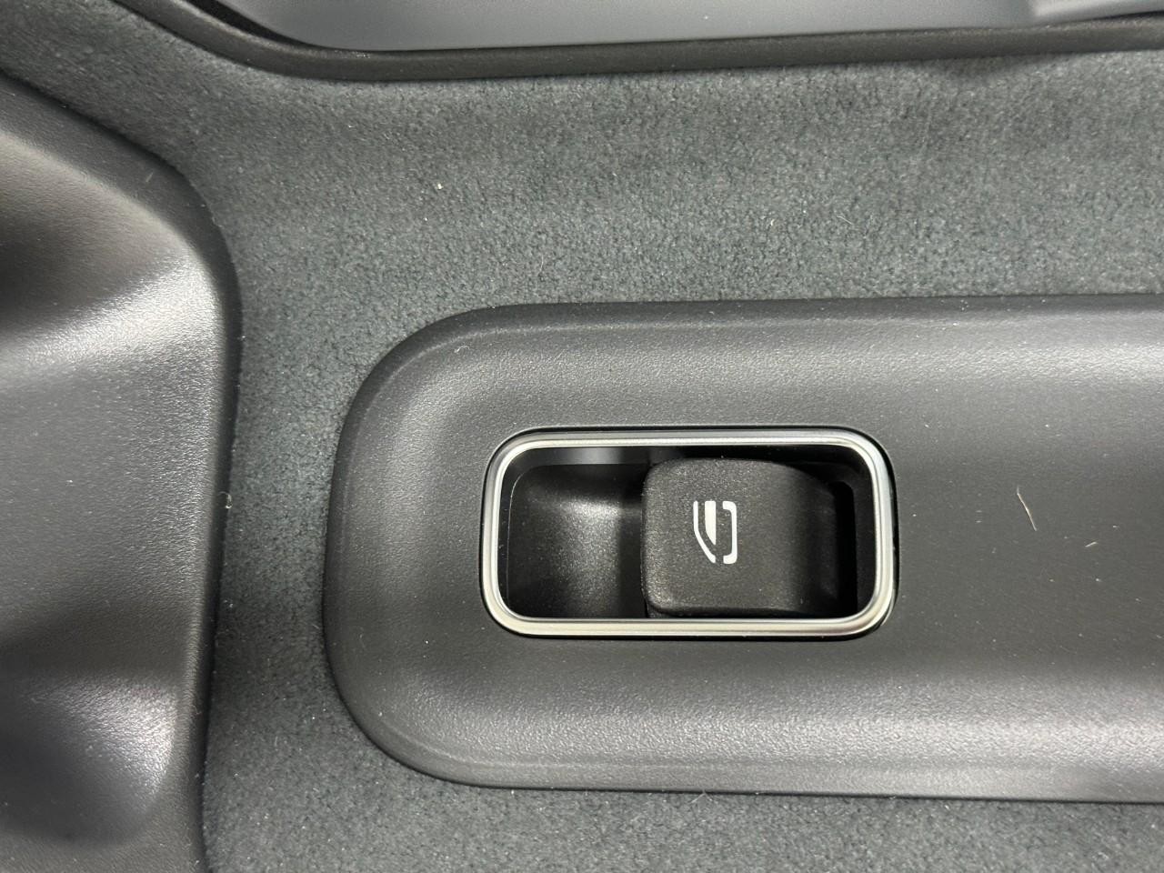 Mercedes-Benz CLA Vehicle Full-screen Gallery Image 23