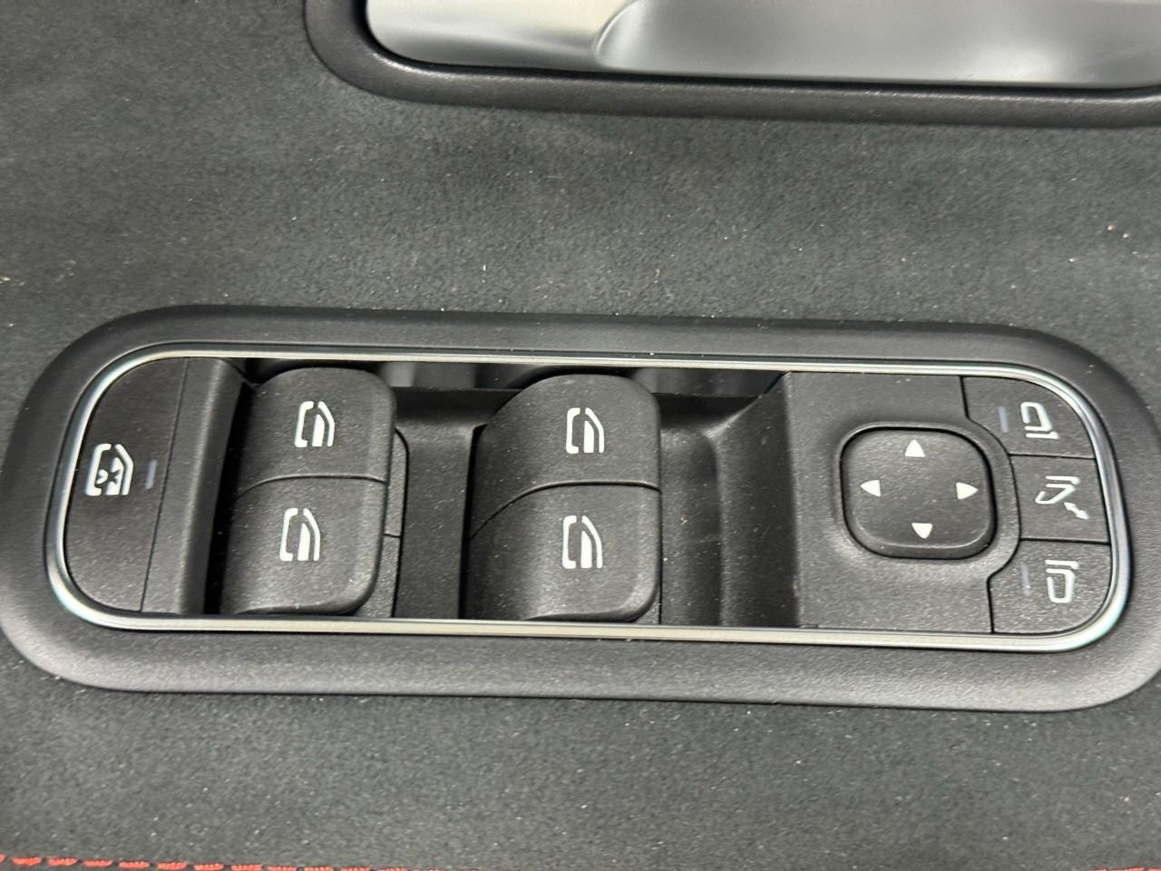 Mercedes-Benz CLA Vehicle Full-screen Gallery Image 26