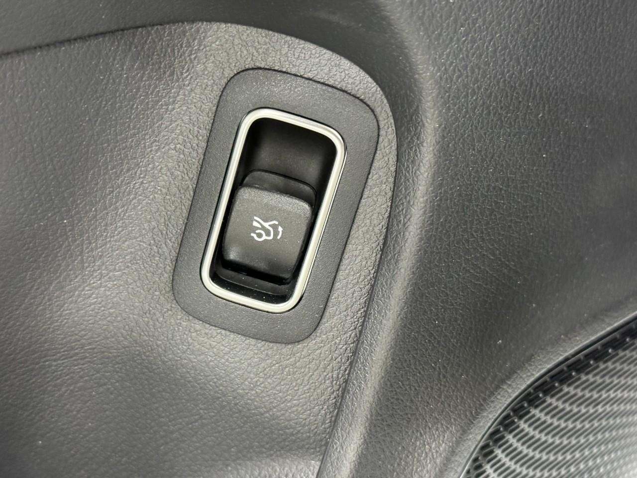 Mercedes-Benz CLA Vehicle Full-screen Gallery Image 27