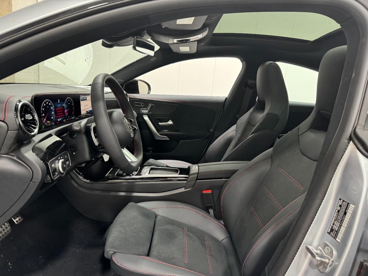 Mercedes-Benz CLA Vehicle Full-screen Gallery Image 28