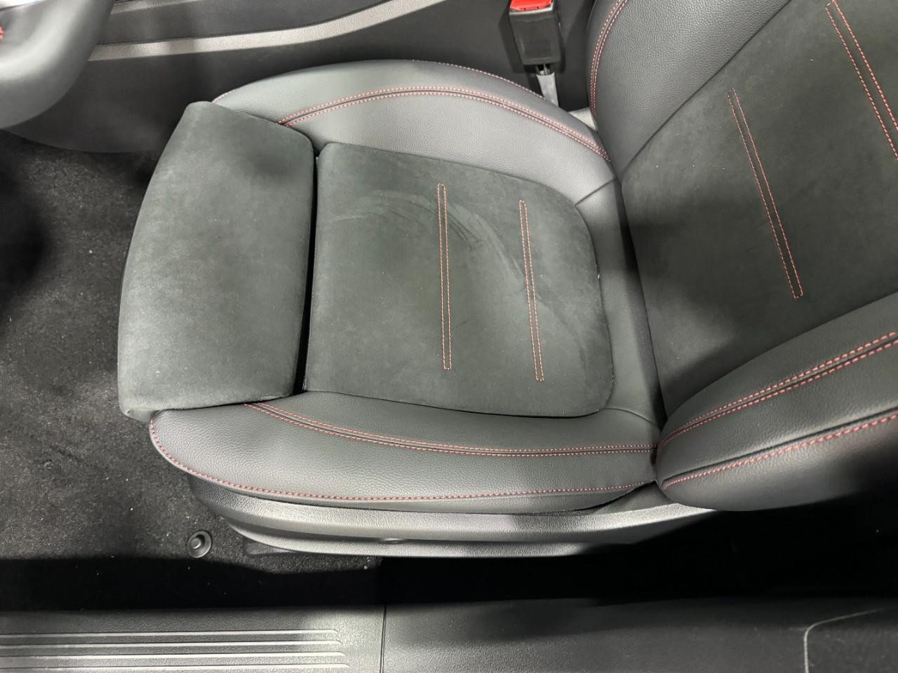 Mercedes-Benz CLA Vehicle Full-screen Gallery Image 29