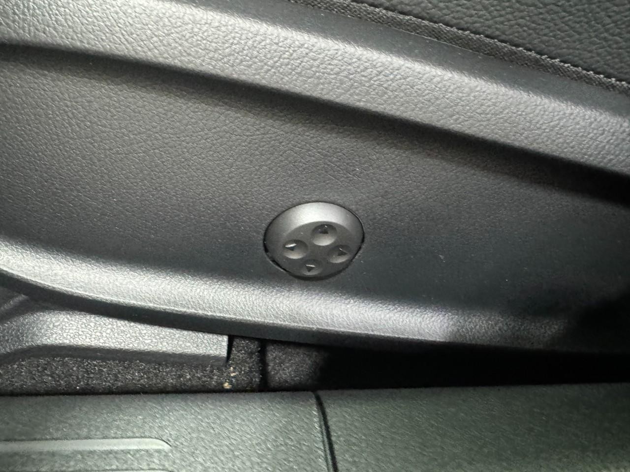 Mercedes-Benz CLA Vehicle Full-screen Gallery Image 30