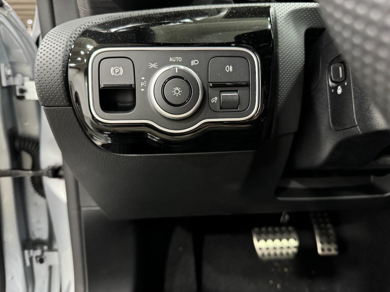 Mercedes-Benz CLA Vehicle Full-screen Gallery Image 31