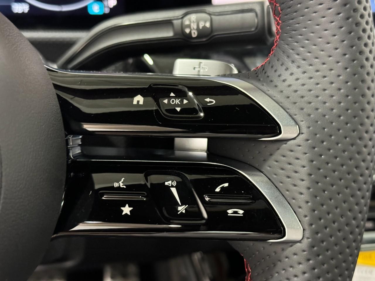 Mercedes-Benz CLA Vehicle Full-screen Gallery Image 33