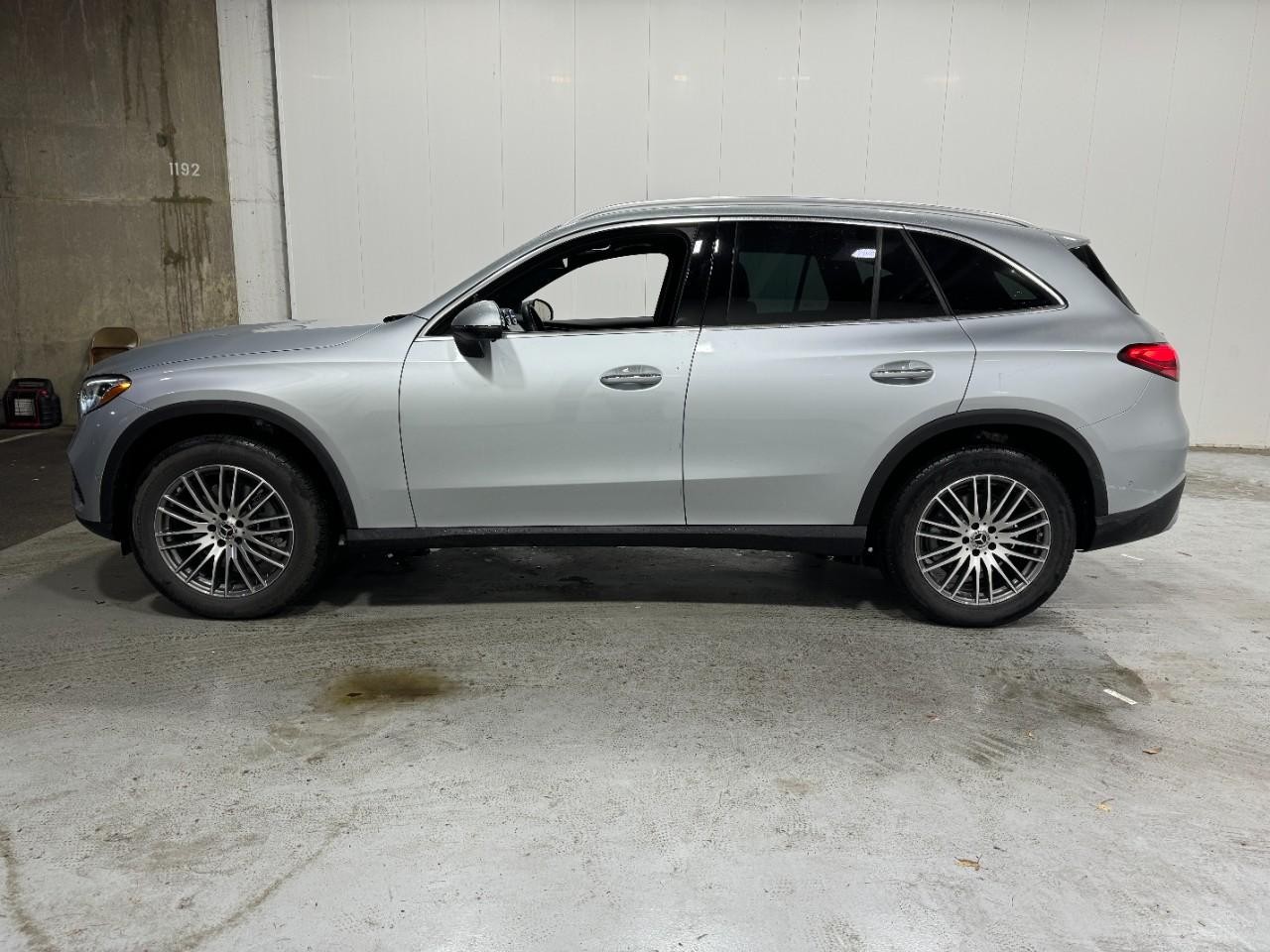 Mercedes-Benz GLC Vehicle Full-screen Gallery Image 2