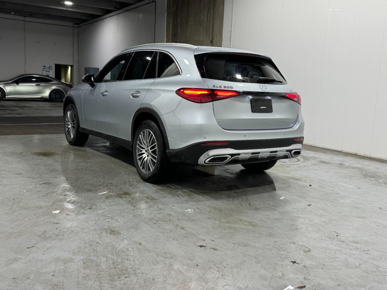 Mercedes-Benz GLC Vehicle Full-screen Gallery Image 3