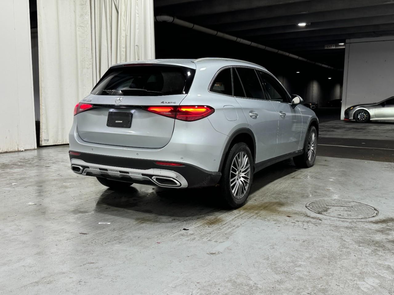 Mercedes-Benz GLC Vehicle Full-screen Gallery Image 4