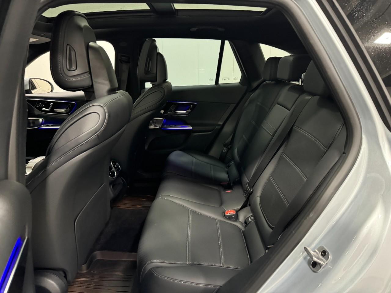 Mercedes-Benz GLC Vehicle Full-screen Gallery Image 8