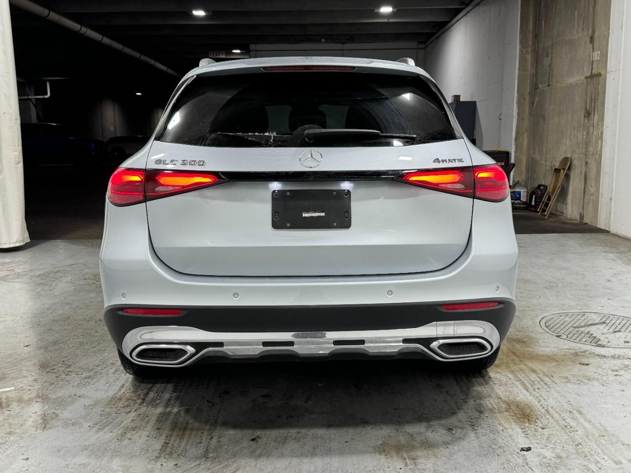 Mercedes-Benz GLC Vehicle Full-screen Gallery Image 9