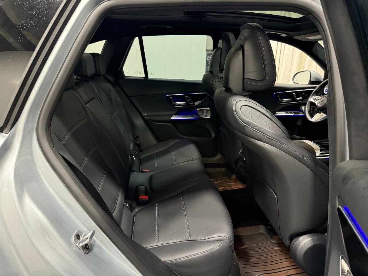 Mercedes-Benz GLC Vehicle Full-screen Gallery Image 10