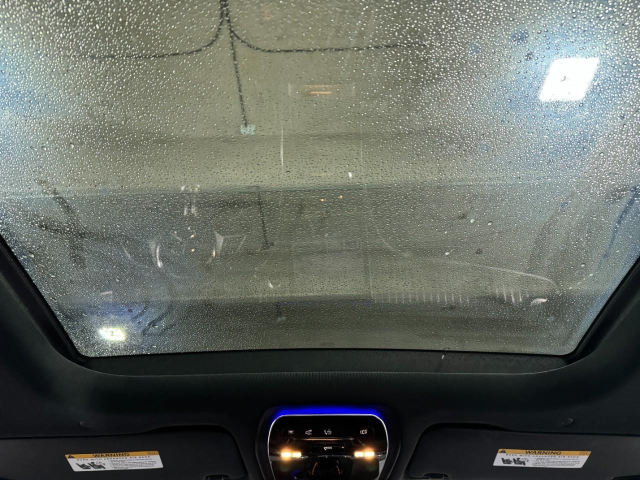 Mercedes-Benz GLC Vehicle Full-screen Gallery Image 11