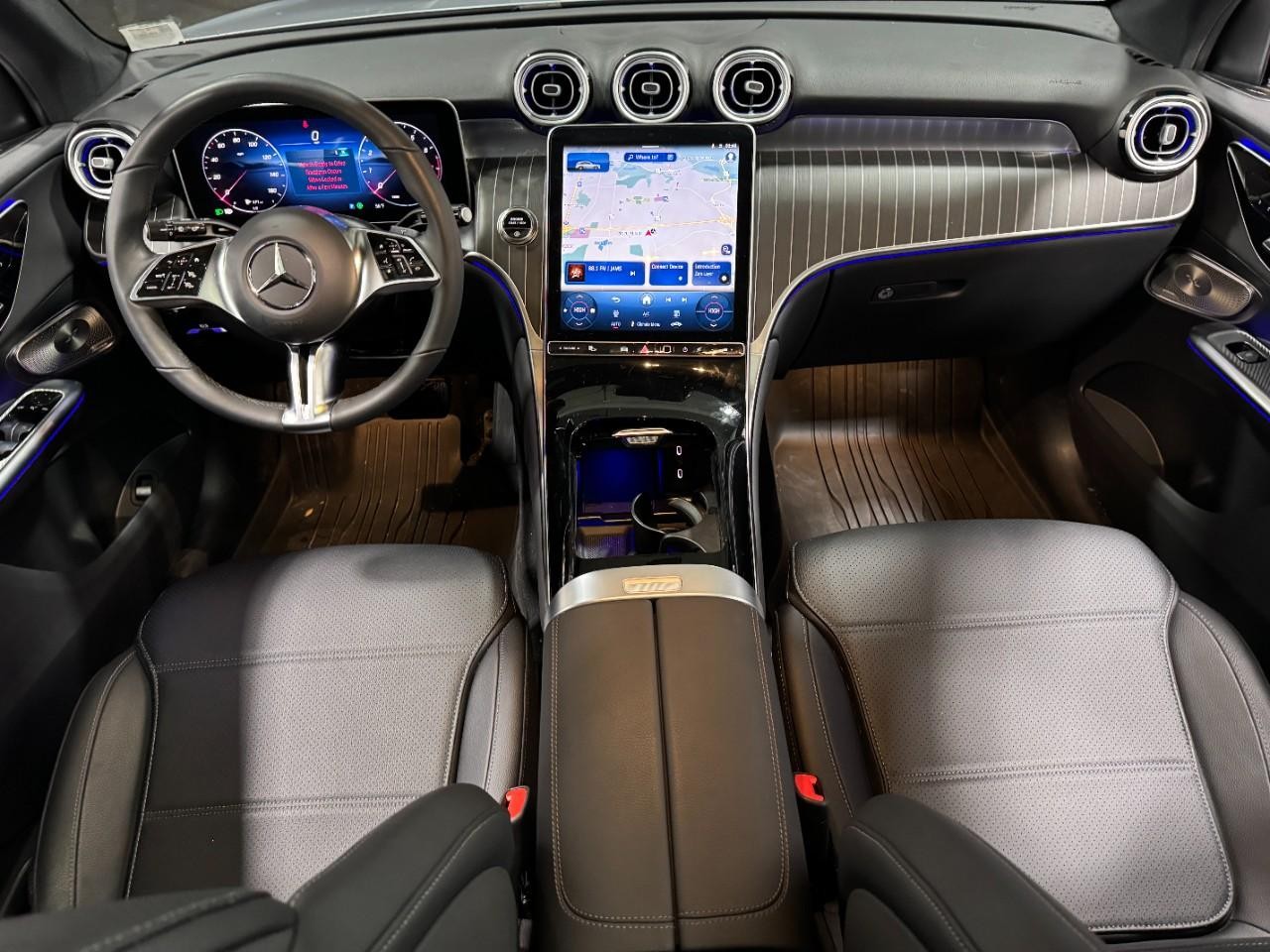 Mercedes-Benz GLC Vehicle Full-screen Gallery Image 12